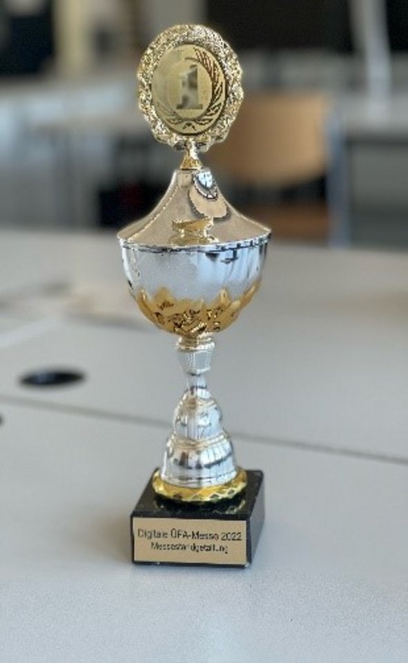 Pokal für den schönsten Messestand bei der virtuellen Üfa-Messe: Übungsfirma Chainz