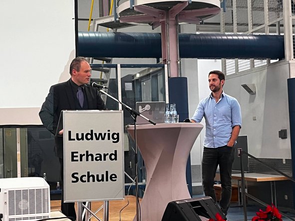 Mr. Wissen2Go (rechts) und Markus Lipps auf der Bühne