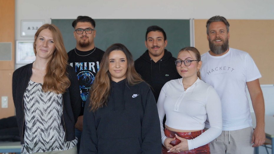 SMV-Team 2023/24: Mareike Müller, Siyabend (W3KE1), Dunya (G3MF1), Eyüpcan (1BK1W3), Juliana (2BKFR2/1), Karsten Marschner