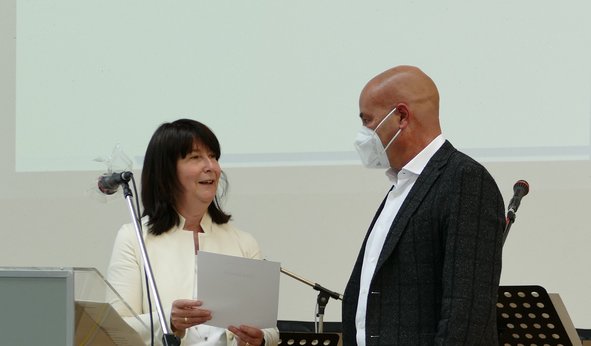 Anja Bauer, Präsidentin der Abt. 7 im RP Karlsruhe, verabschiedet Claus Freund