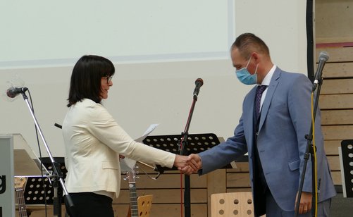 Frau Bauer beruft Herrn Lipps wird zum Schulleiter