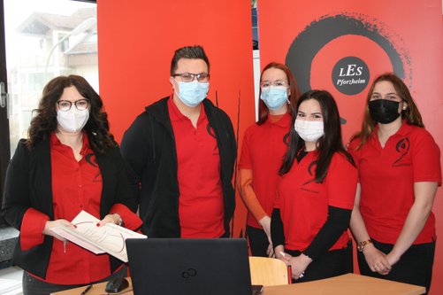 Ein Team der LocalExpoServices kurz vor dem Messestart.