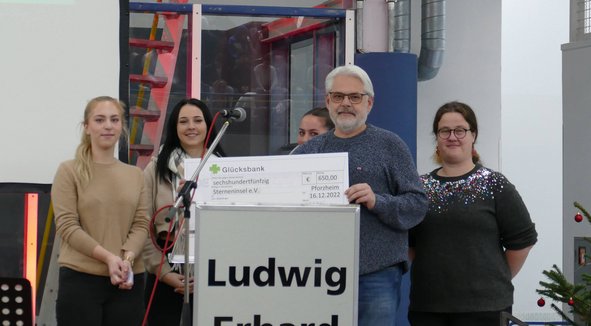 Spendenübergabe der Übungsfirma Chainz an die Sterneninsel bei der Weihnachtsfeier 2022